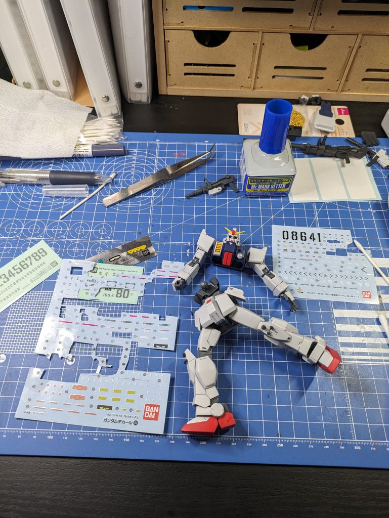 デカール貼りの様子です。一つのキットに過去一番多くデカールを貼ったと思います。何をどこに貼ったらいいのか分からないですよね〜😅いつも迷います。