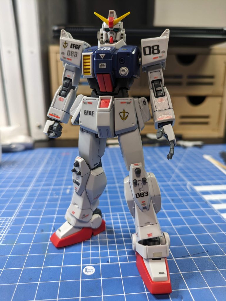 とりあえずデカール貼り終えて立たせてみて…。この後もう少し貼っていると思います。