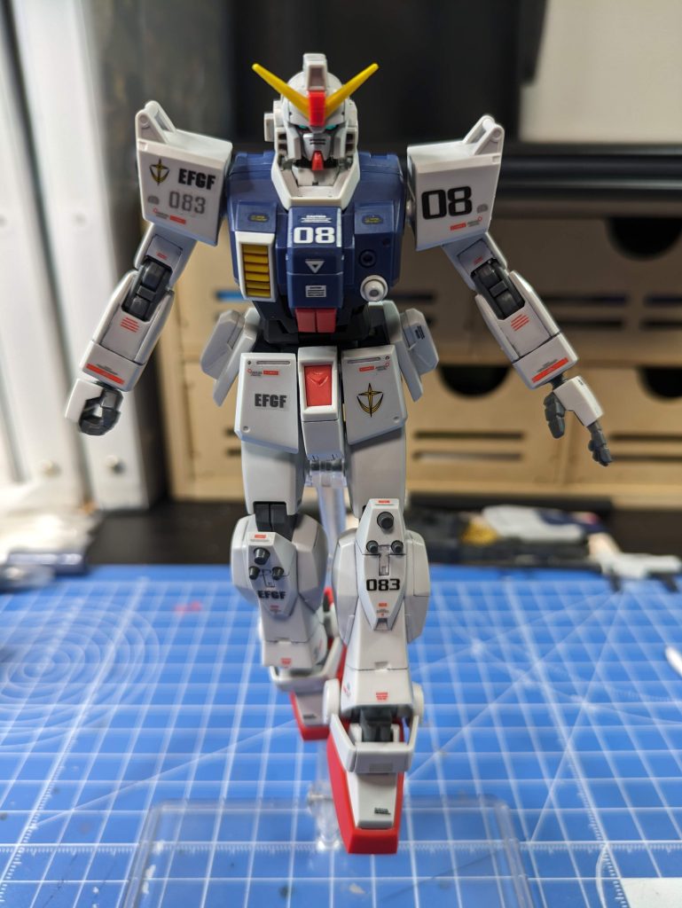 後ろに羽は無いのですが、ストフリを真似てポージング🤭煮詰まったらこんなことやりながら、あーでもない、こーでもないといった感じで🐢🐢🐢少しずつやっていました。変なところに貼ったデカール何回も剥がしたな…😏😅