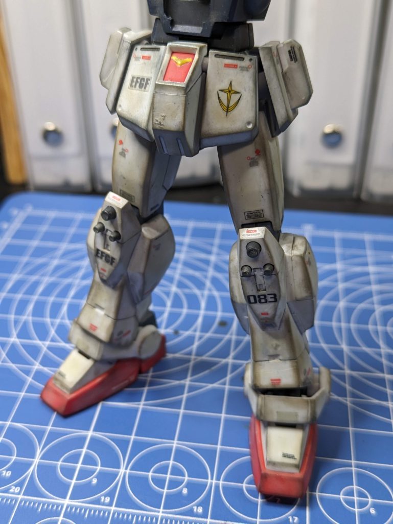 ウェザリング時の下半身のアップ写真です📸この時はまだつや消しトップコートを吹いていないので、触ったら指が汚れるような状態。強く触ると指紋が付いちゃいます😂綺麗な状態から汚しにかかるのは最初すごく抵抗があって…最初に汚しにかかったのが下半身だったのでこの状態になったのが印象に残っていたのでラス2でこの写真を。