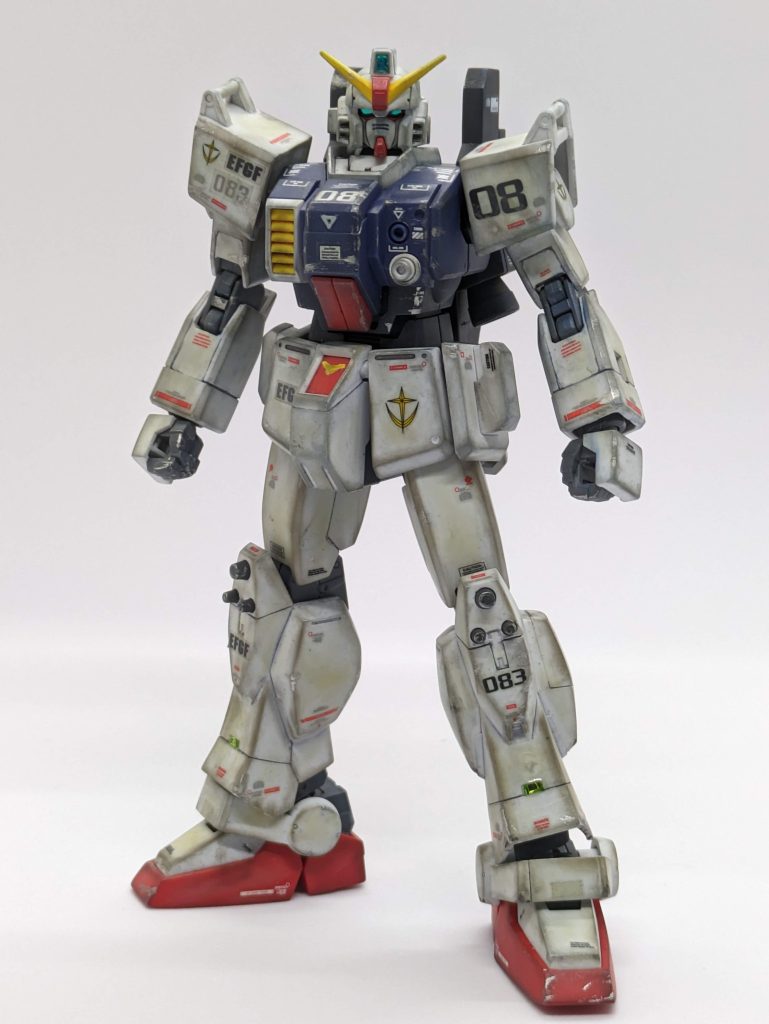 素立ちの立ち姿を正面から。頭部センサーと脚部のスネ部分をレジンでキラキラ化✨しています。頭部センサーにはキットに付属のキラキラシール、スネ部分は凹みモールドを彫り、そこにラピーテープを貼付けレジンを流し込みました。ツインアイは付属のシールを貼付けましたが、つや消しトップコートでボヤンとした感じになって予想外にいい感じなったと思います😊あと、腰部のV字が色分けされていなかったので筆塗りで部分塗装しましたが、黄色がうまく発色しなかったので、下地に白を塗ってから黄色を塗りました。チッピングはドライブラシで適当に(^_^;)💦あまり過度にやり過ぎないようにしようと心掛けたつもりですが、加減が難しいですね。