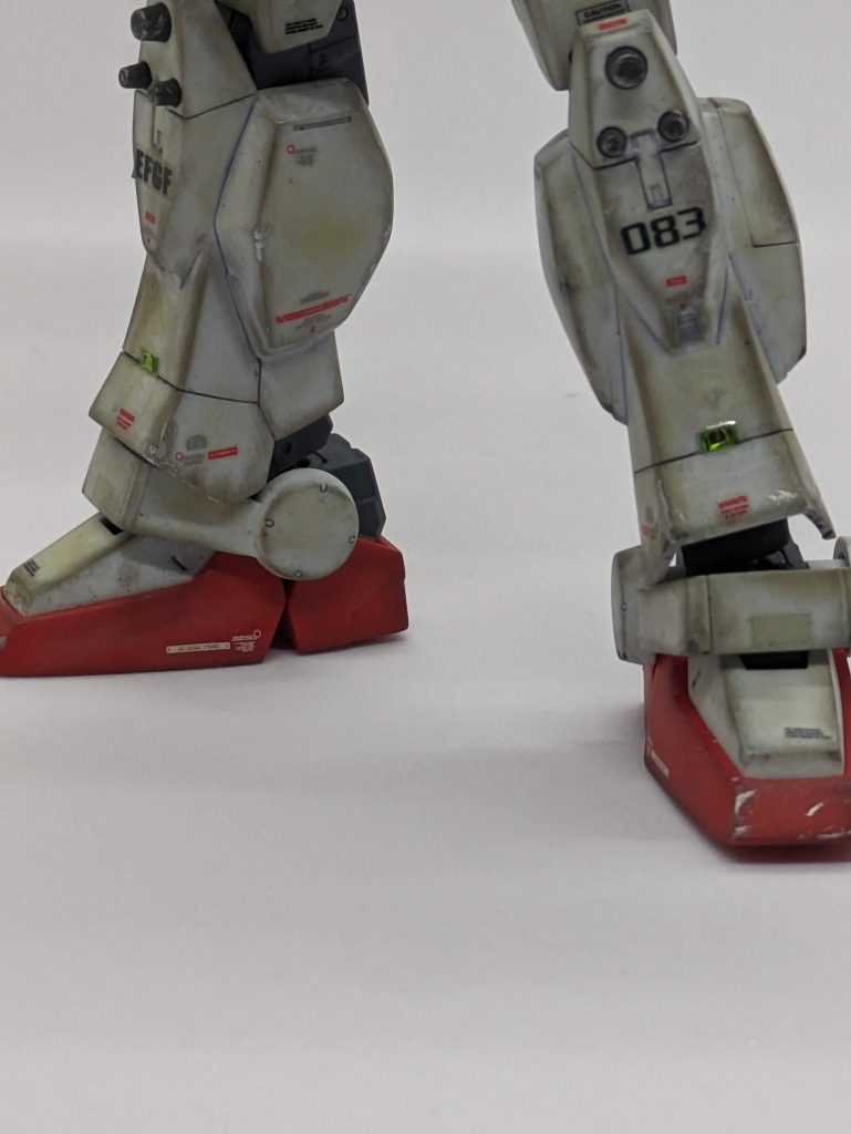 脚部のアップ写真です。HGダリルバルデで初のレジン使用した際にうまく流し込めなかったので、面積を小さくしてやってみました。自分なりにはうまくいったかなぁと思っています(*^^*)ウェザリングはウェザリングマスターDセットのオイルでエッジ部分の汚れを出してやって、Aセットのサンド?だったかな、明るめの色で砂汚れとハイライトを表現出来ればと思いました。無塗装なので立体感が出て成型色のノッペリ感が少しでも軽減すればいいなと思っています。ウェザリングには他のモデラー様の作品をたくさん参考にさせていただきました。(上手過ぎて真似出来ませんが…😓)