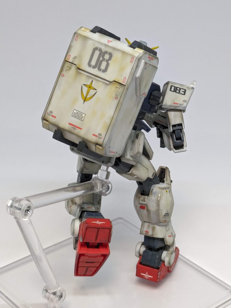 「荒野を駆ける陸戦型ガンダム」を背面から。背中の「お道具箱」のすす汚れ?砂汚れ?汚してやるのが楽しかったです😊ウェザリングマスターは触ると取れやすいので、本体も含めてつや消しトップコートで保護してやっています。