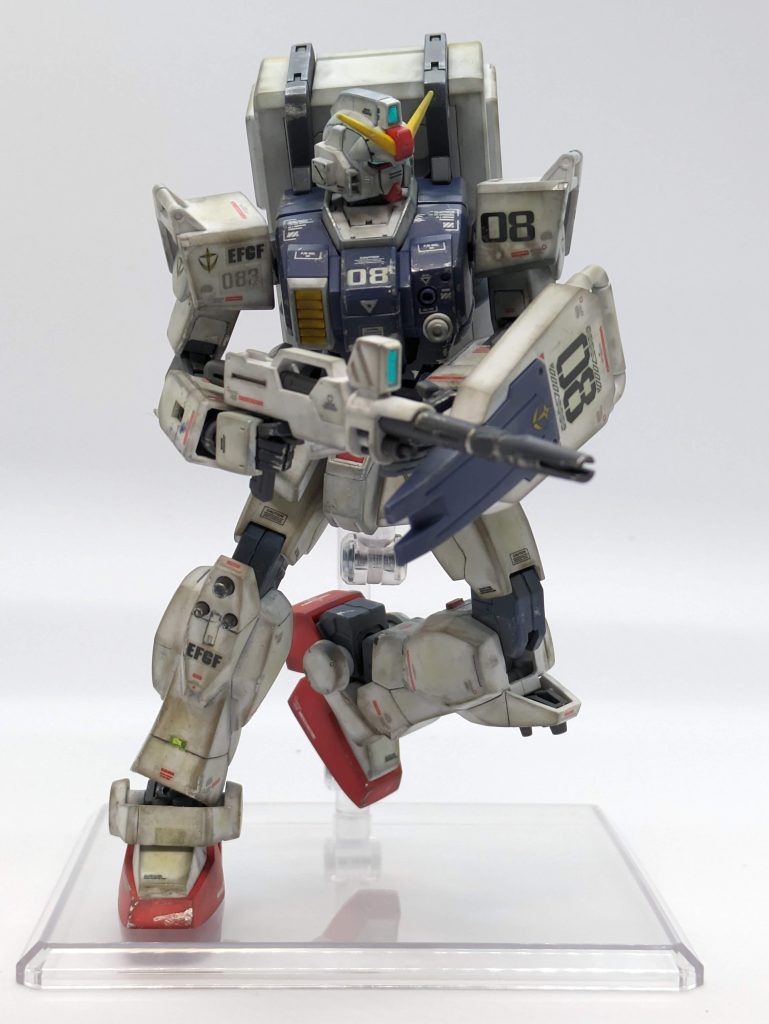 荒野を駆ける陸戦型ガンダムをイメージしてポージング✨現在はこのポーズで落ち着いてコレクションケースで飾っています(^^)ライフルのセンサー部もレジン処理していますが、頭部センサーともにこの角度だとよく分かって綺麗です✨