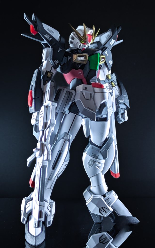 改造箇所は上から、1.首延長2.腕(上下)延長3.股関節を外側に延長4.サイドスカートの内側を削って本体に密着5.サーベルラックをオミット6.膝の内側を削って可動域拡大7.足首延長 バックパックとシールドを塗装するのは本当に億劫で、この状態で一か月放置していました。広い面を筆で白と赤に塗るのは辛い。もし黄色を塗れと言われたら泣いてしまうかもしれない。