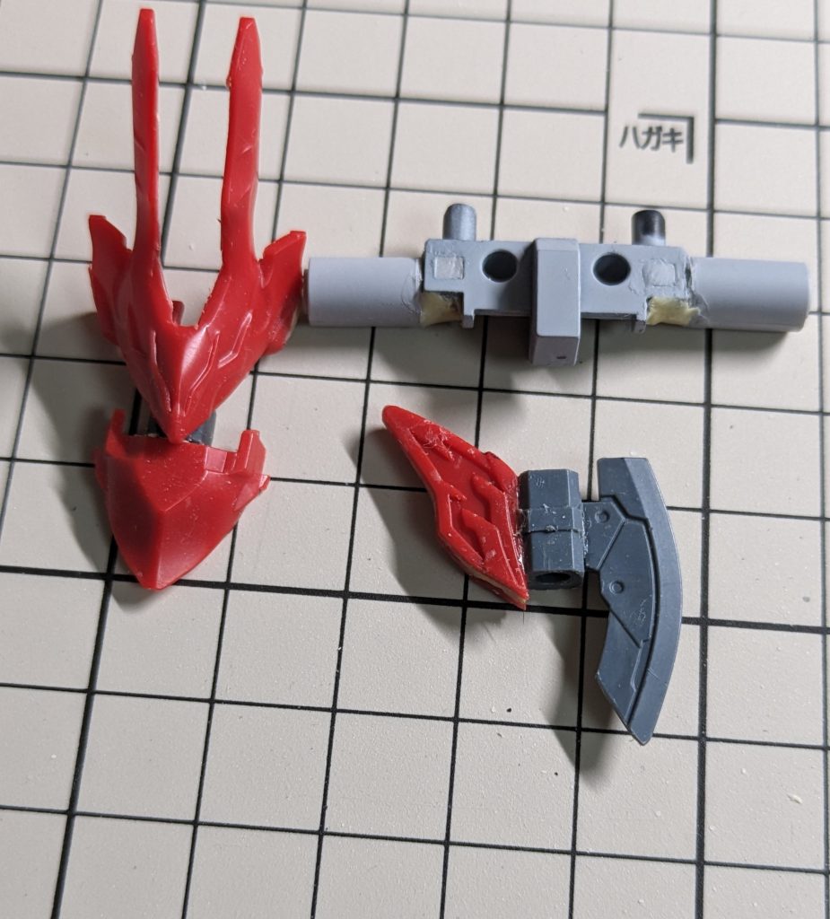 バインダーを緑色に塗りたかったので、呂布シナンジュとの連動がなくなり、余ることになったパーツ達。顔パーツ…伽藍の頭パーツやジャベリンの飾りへ接続パーツ…背中へ付けられる部分はそのままに、タンクパーツを付けてプロペラントブースターへ