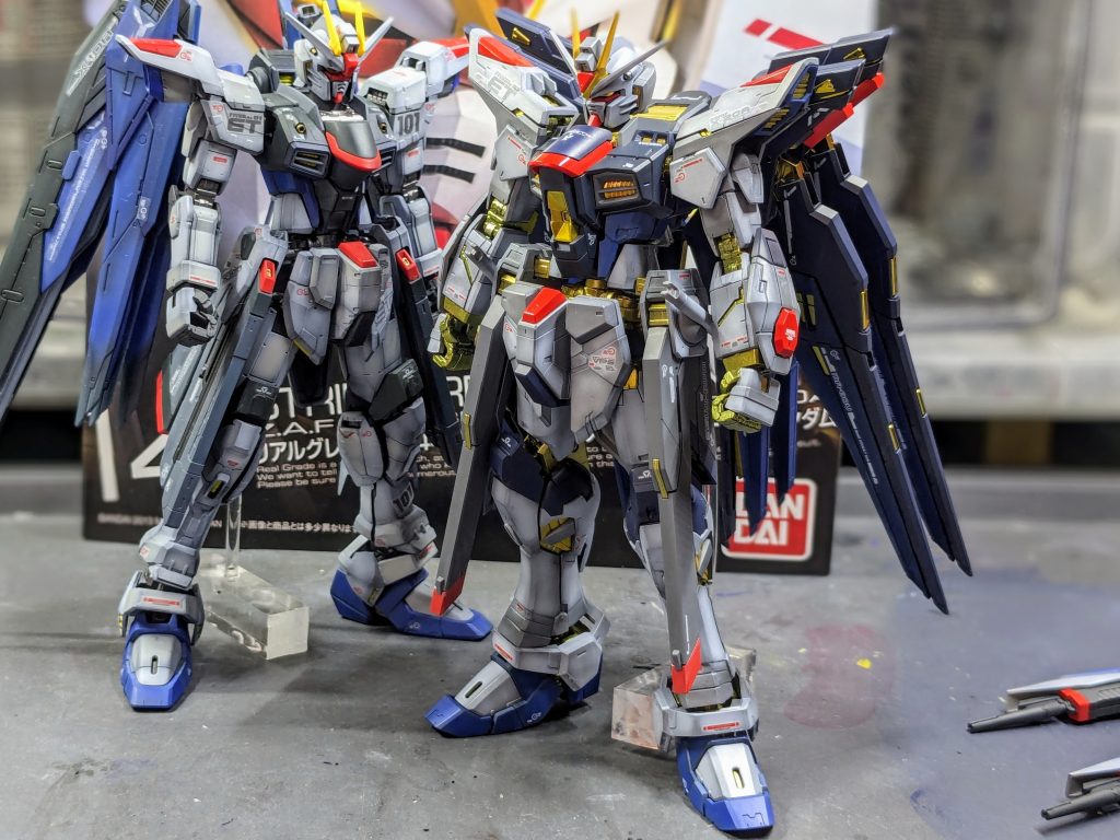 完成直前にフリーダムと揃い踏み粗削り感のあるフリーダムと優雅なストライクフリーダム。