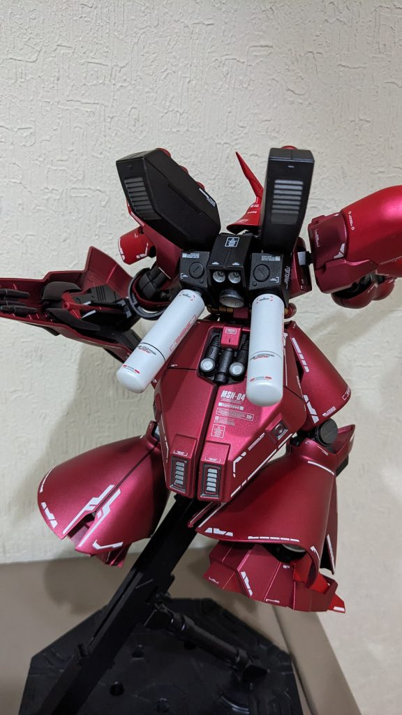 ちなみにデカール貼るのに邪魔くさそうだったので肩とふくらはぎとフロントスカートの凸モールドみたいなのは削り飛ばしてあります。