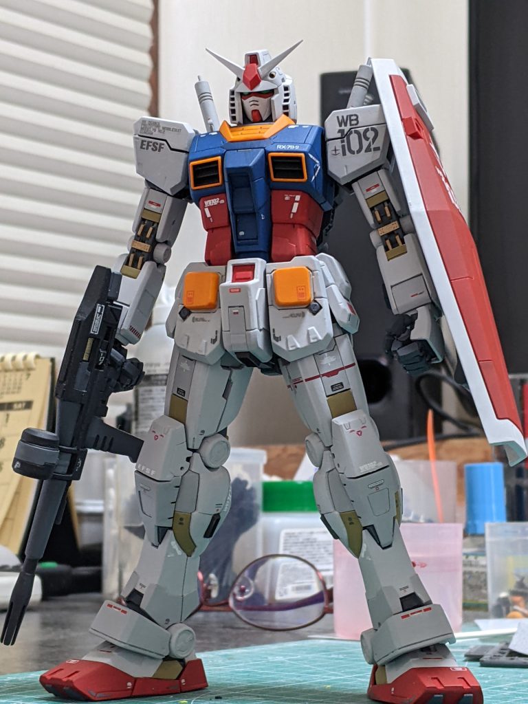 カラーリングは、ちょと暗めに、筆塗りです。トリコロールのガンダムも、カッコイイですね(≧▽≦)