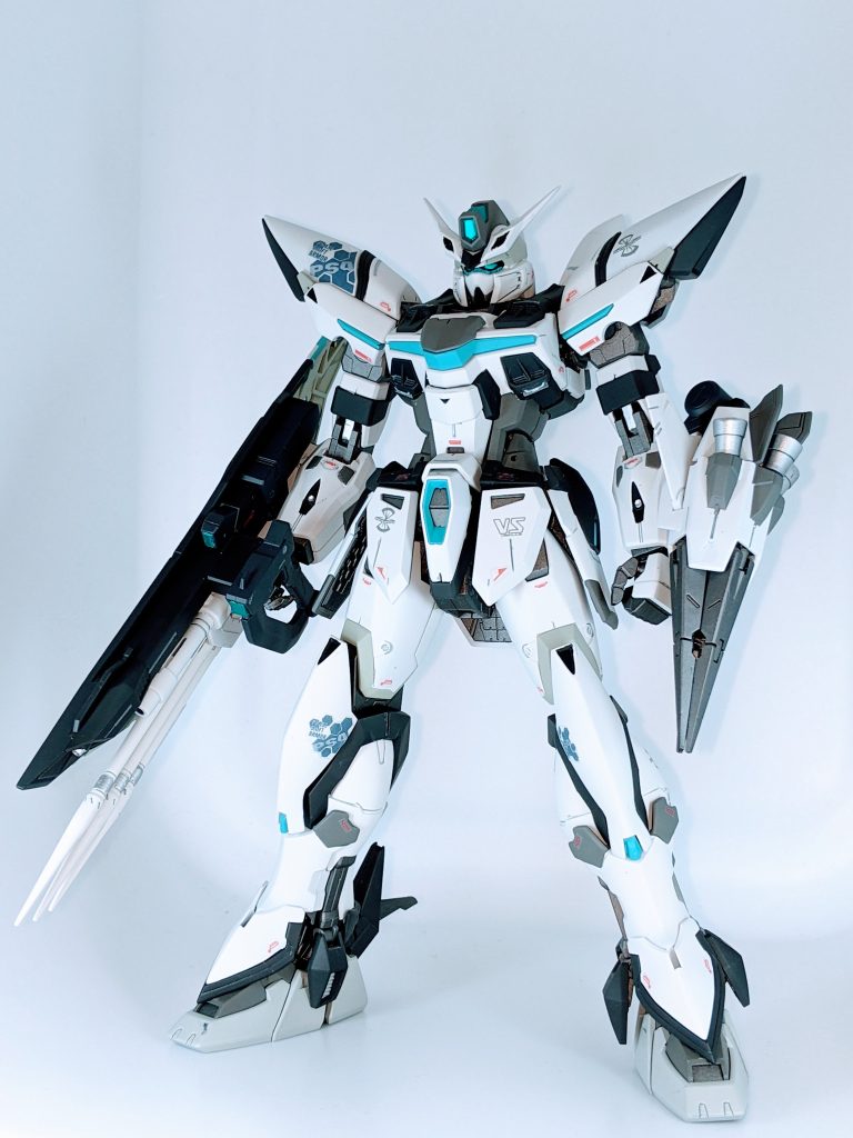 折角なので、私好みの配色で全塗装です。一昔前の赤バンダイキットですのでABS製のパーツが多く、プライマーを吹く一手間がジミに面倒くさい・・・。