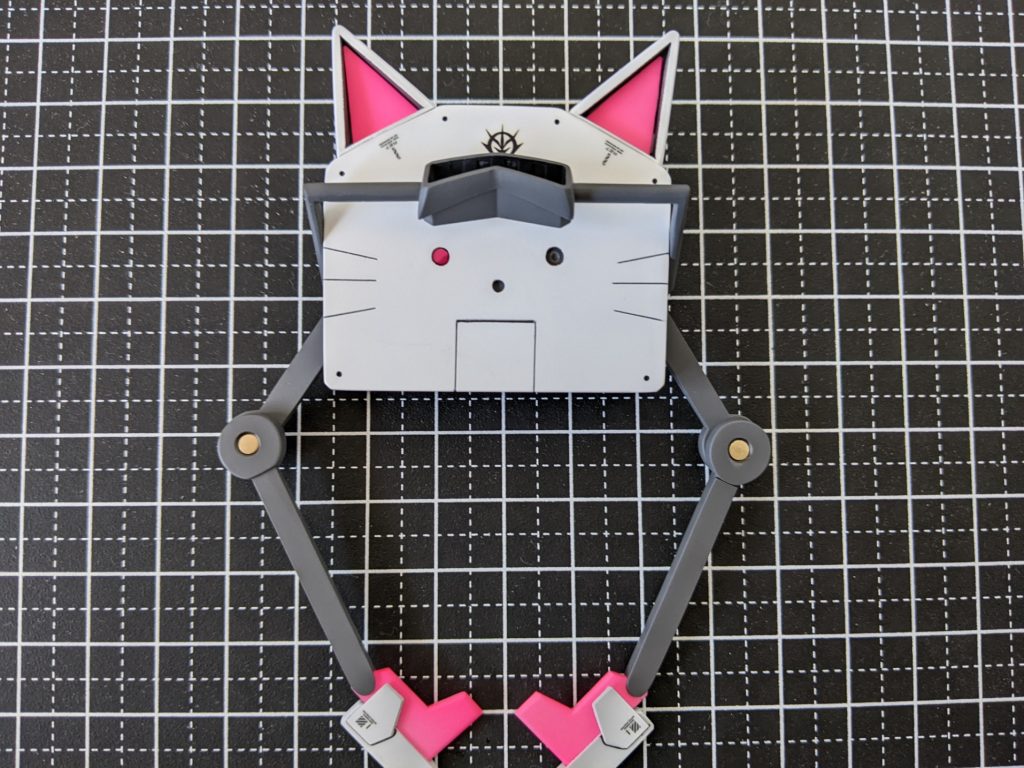 アームド・アーマーNS(NYAN-SHEE)高性能AI搭載 超振動破砕兵器。接近する敵MSを、高性能AIが驚異の反応速度で捕獲し粉砕する。連邦のMSパイロットからは白獅子の異名で恐れられた。好きな食べ物 ちゅ~る好きなこと お昼寝