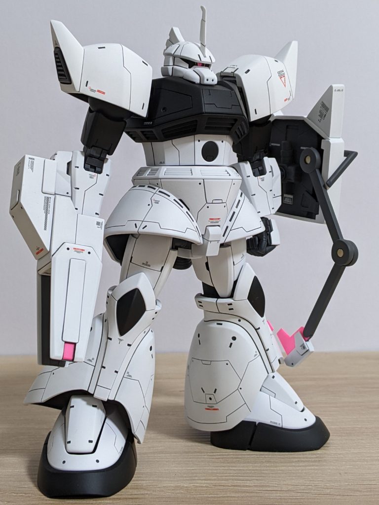 左右腕部にアームド・アーマーを装備。無理矢理感が漂っています。
