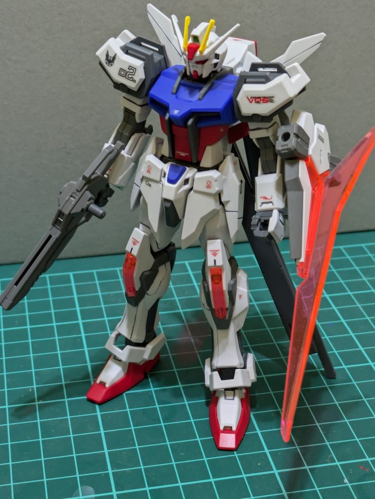 新型裝備実験シルエットのコンセプトにスカイグラスパーのコンセプトを組み合わせた新たなシルエット新型長距離34型レールガン搭載このレールガンは試作35型改造レールガンの前身です。ゼウスシルエットや過去の70-31式電磁砲を参考に開発されました。接続されたバッテリーエネルギータンク，戦艦レベルの物体を一撃で破壊できる火力新型高エネルギービームライフル新造のビームライフルは高速射撃が可能で、近接戦闘用のビームブレードモードを搭載している。新型対ビームシールド新造のシールド近接戦闘用のビームブレードモードを搭載している。