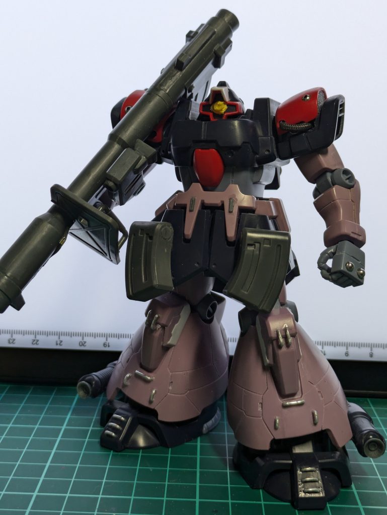 基本加工とディテールアップが終わった状態。この後黒サフを吹くのでモノアイはマスキングテープで保護しています。一作品ごとに少しずつ手間というか加工を足していってるので毎回楽しい。次はよりスジボリを強化したいと思っています。