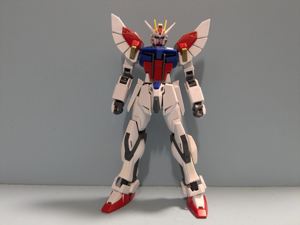 まずは武装なしの状態、便宜上「スーパーストライク」となります('ω')ノ肩アーマーをサンドロック、足のふくらはぎにスタービルドストライクのふくらはぎパーツを移植しています。ふくらはぎの内側にはネオジム磁石が埋めてあるのでレールガンがこちらに装着されます。