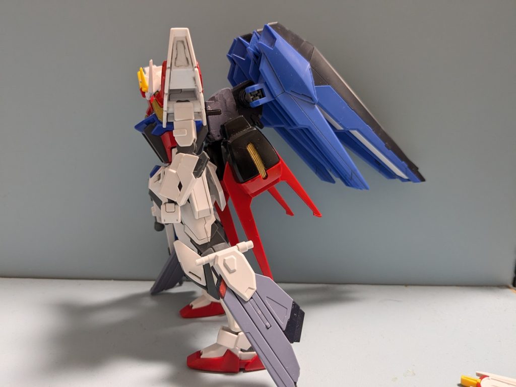 フリーダムストライカーはエールストライクの上部を切り取りフリーダムのバックパックをそのまま接合しています。若干重心は後ろへ寄り長時間の直立は困難になっています(;´・ω・)