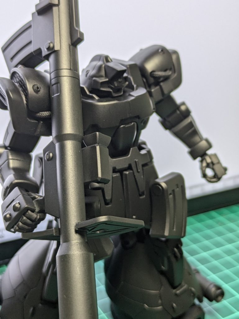 黒サフを吹いた状態。先ほどとほぼ同じポーズで。肩口のダクトのメッシュが良く見えます。合わせ目もまあ消えてると言っていいでしょう。今回黒下地なのは塗装した後で上の色をはがした時に黒が見えてくるのがどんな感じか試してみたいと思ったからです。