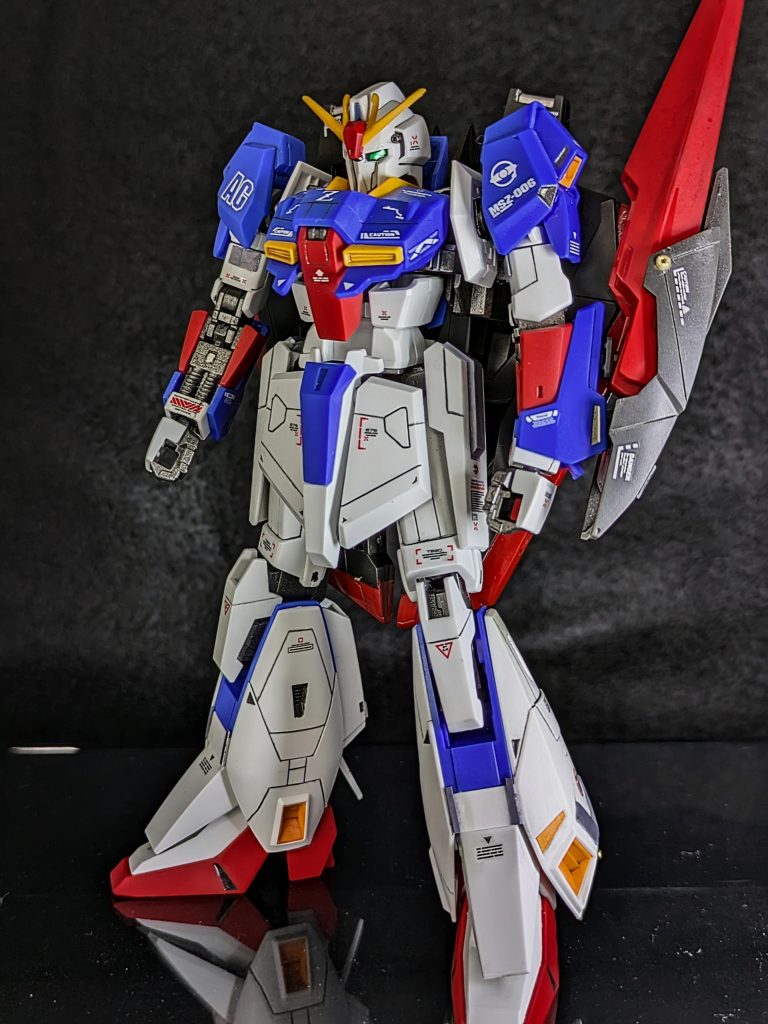 今回も筆塗部分塗装での仕上げとなっています。塗ったのはフレームの焼鉄色、白い装甲部分のグレーが大きなところ。あとは細かいところの塗分けをしています。関節部分はメタリックブラックを使っています。微妙に違う色を使うだけでも情報量が増えると、プロモデラーの方に教えていただき実践しています。