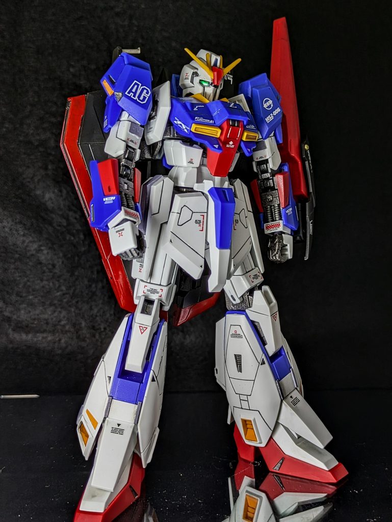 スジボリも今回頑張りました。白いパーツを重点的に攻めるのがいいと最近知って、今回から意識してやってみました、おかげで脚とフロントアーマーの見た目がかなり良くなったと感じます。今回はプレゼントなので、汚しはせずに作っています。