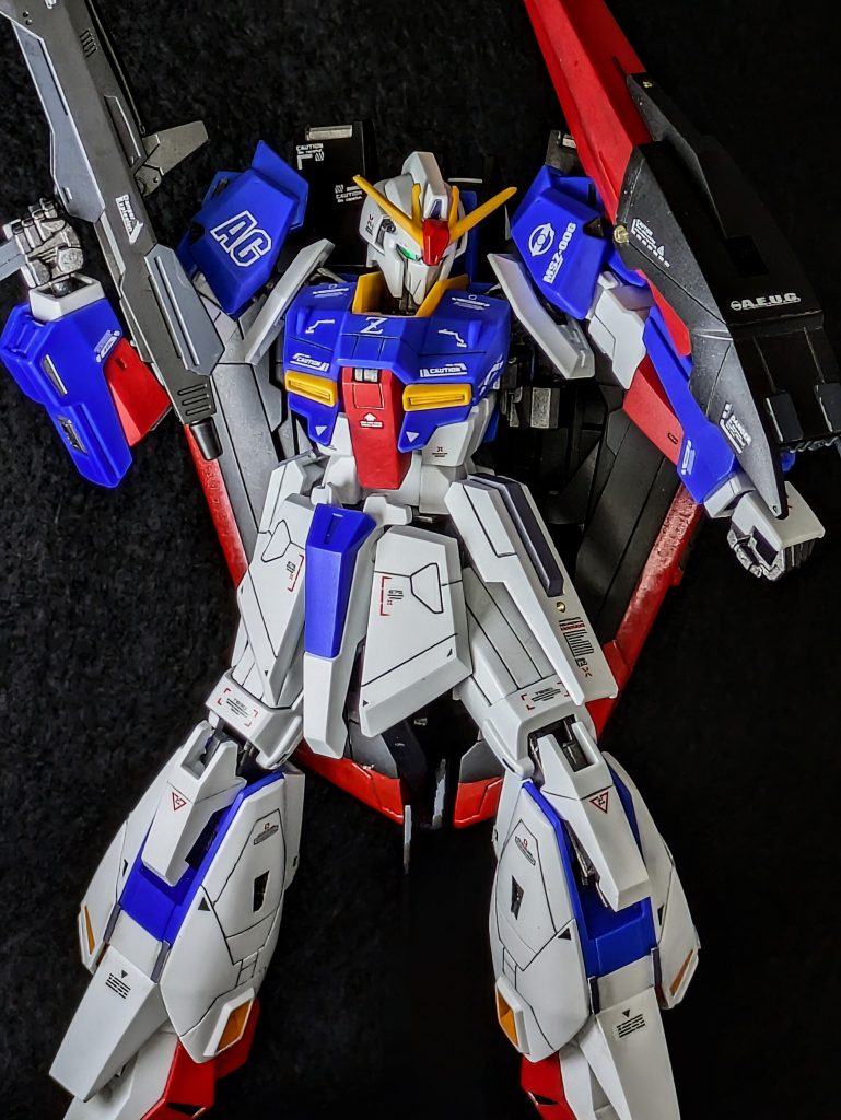 あとはいつものようにデカールを貼ってディテールアップしています。リアルで人に作品を見てもらうようになってから、デカールの貼り方を褒められることが多くあります。自分では全く意識してなかったところなので驚きましたが、どうやら得意分野らしいです（笑） ひとつ言えるのは「疎密」を意識して貼っているので、基本に忠実なのが良いのだと思います。なんでも勉強はしてみるもんです。