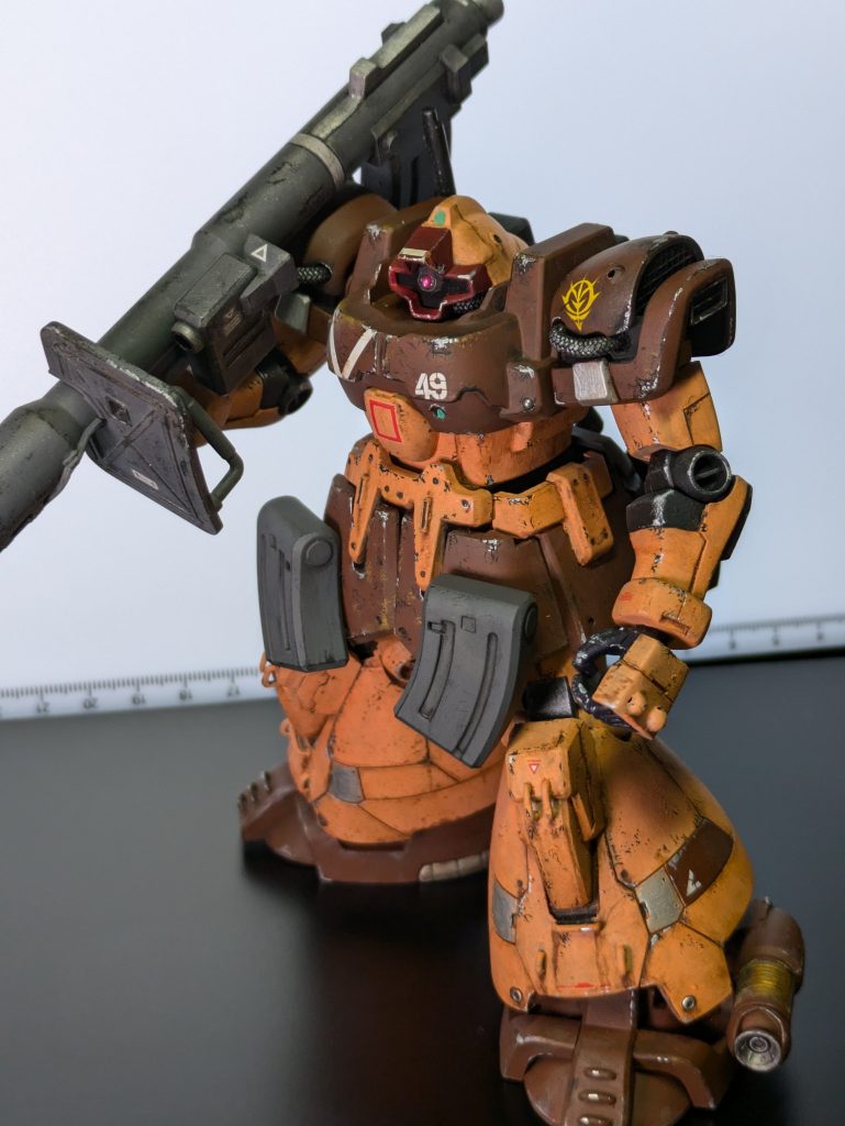 形状は元々のキットからは大きく変更せず、細部のディテールアップを行っています。スジボリでパネルラインを作り、色変えしてパーツに意味を持たせるイメージです。塗装はいつものアクリリックで筆塗りです。