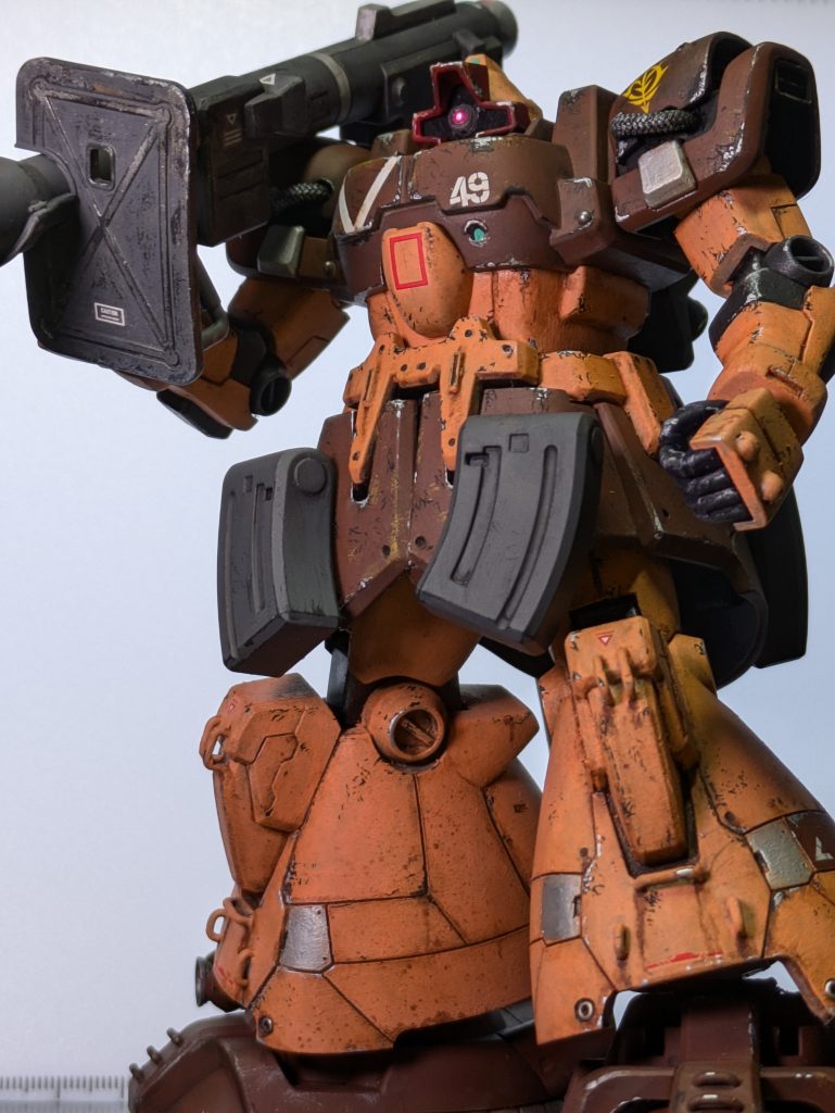 通常の砂色よりも少し赤が強くしてあり、全体のカラーイメージを赤寄りにして統一感を出そうとしています。胸の緑も補色なので綺麗に見えますね。面積の広い足パーツは間延びして見えないように塗装ハゲの黒チッピングを多めに入れています。