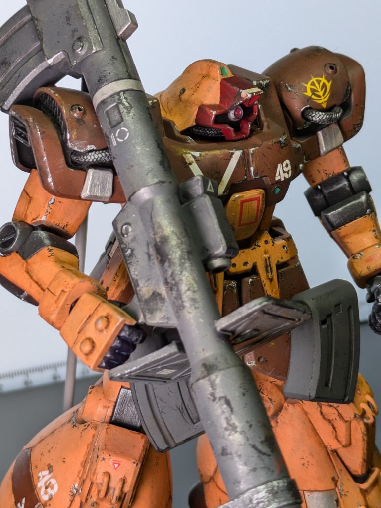 肩パーツは分割を利用してケーブルを追加、少し上に浮いているようにして熱排気を強化したような印象に改造。モノアイカバーの上側を少し伸ばして肩の印象に頭部が負けないようにしています。モノアイ自体もレンズカバーのようなパーツを追加することでディテールアップ。