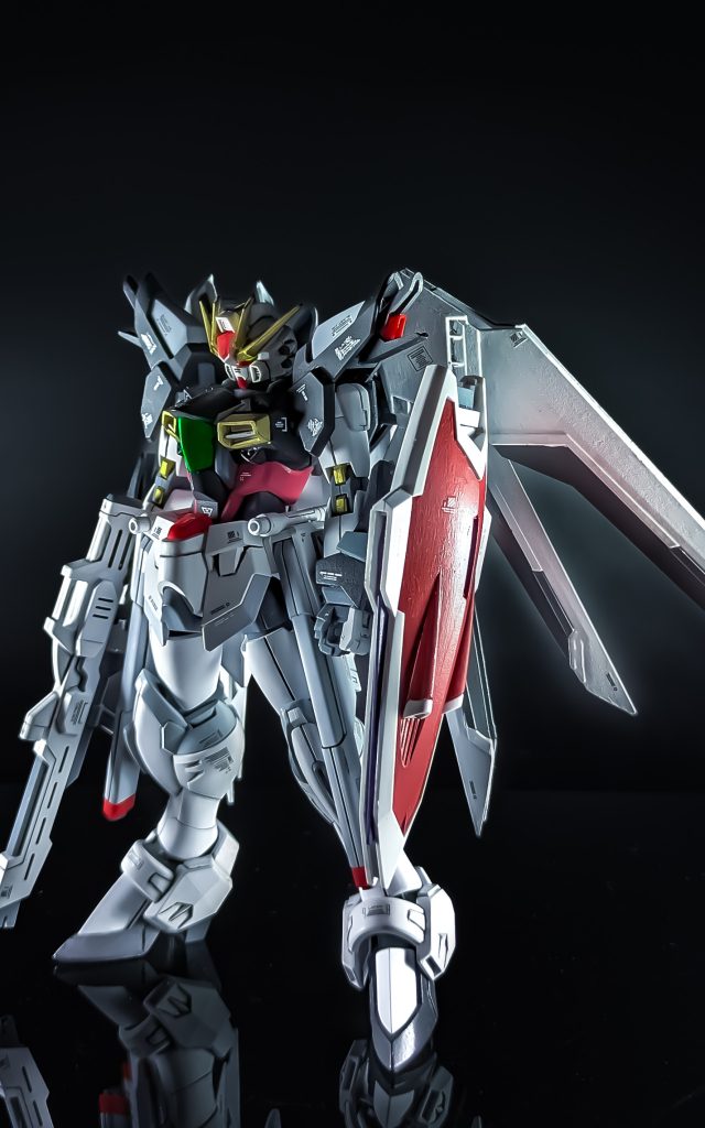 ほぼ完成、と思いきやセンサー類を塗り忘れる致命的ミス。羽根が微妙に赤いので「シールド塗った時の赤が筆に残っていたか…!?」と青くなりましたが照明が反射しているだけでした。ということでガンダムダブルエックスでした。最後までご覧いただきありがとうございます。良ければ過去作も見てやってください。