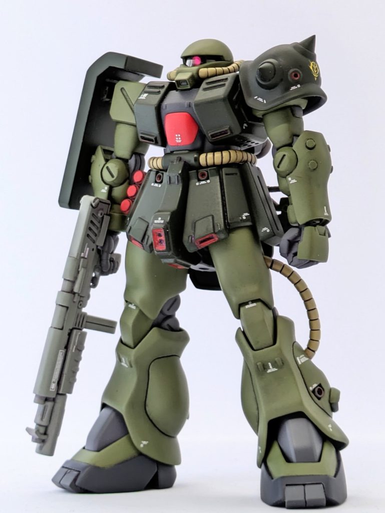 下半身が貧弱、四肢の関節のタイミングが独特で手足がとっ散らかって見える、というキットの弱点をつぶしていきました。脚のボリュームアップ。具体的には太ももを前後で1ミリ。スネはキットのパーツを2個利用して切り出す位置を調整して2ミリ弱幅増し。靴も同様の方法で1ミリ幅増し。腕をボディに密着させる。腕がメリハリに欠けるので下腕のボリュームアップ。肘関節を切り欠いて1ミリ短縮。デカすぎるマシンガンをF2のものと交換。グレネードランチャーをキットのマシンガンから切り出して移植。首も1ミリ延長。