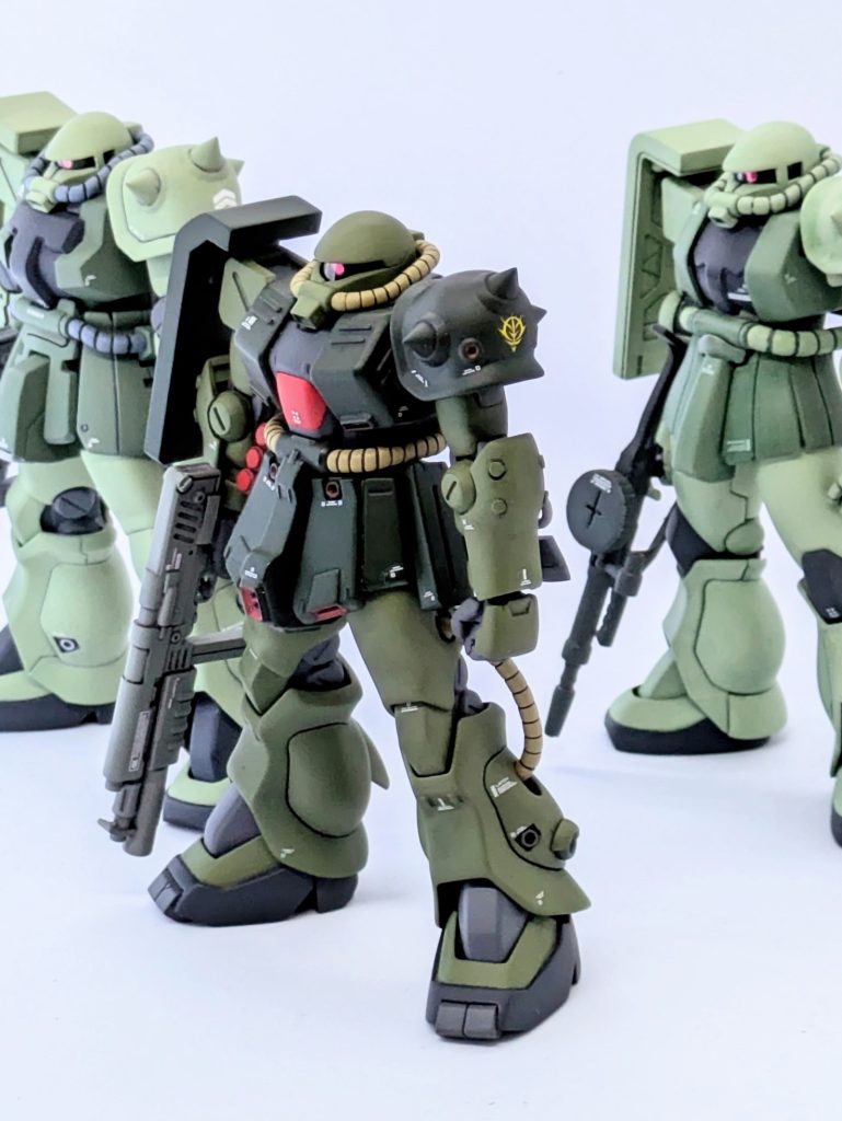 他のザクと記念撮影。そんなに違和感は無い筈。