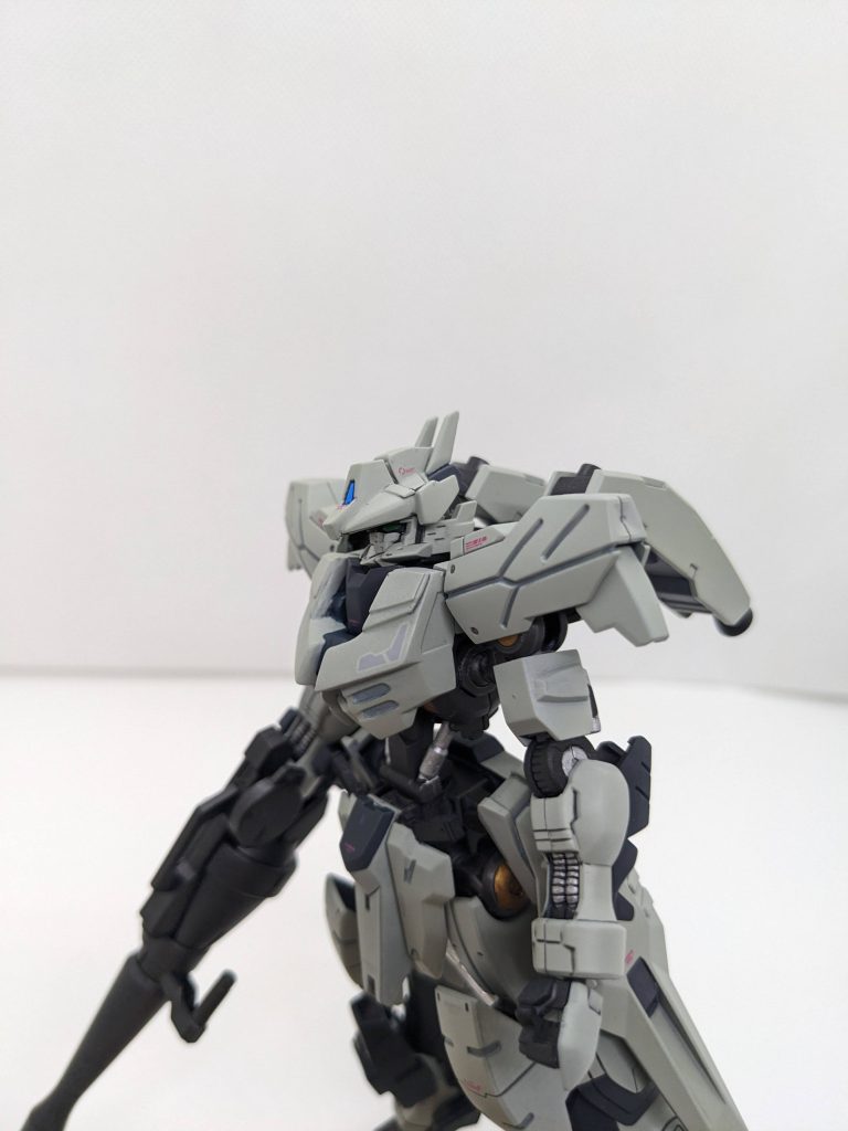 自作パーツも塗装も実力不足で粗やゆがみが目立ちます(汗カメラ部分もゆがんでいますが、30mm用のメタリックシール(カスタマイズマテリアル)が優秀で貼ったことで遠景からのパーツの違和感が薄まった気がします。