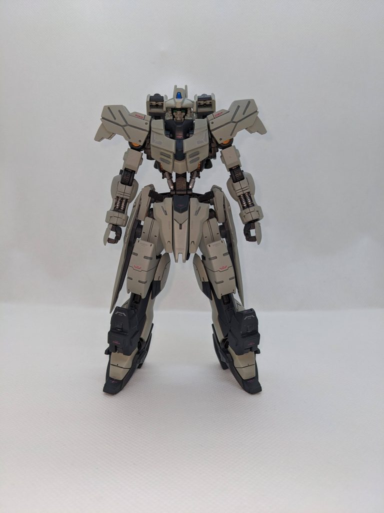 腕と腰はグシオンリベイクフルシティと悩みましたが、脚がキマリストルーパーになったため、ギャラルホルン製を意識してヴィダールを採用し胴体以外はスマートな方向に寄せていきました。 肩関節はグレモリーの胴体に合わせて高めになるよう伸ばしています。