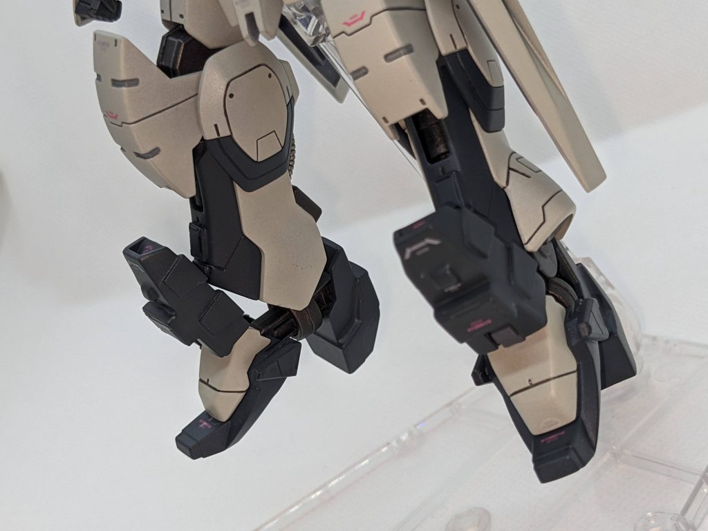 脚はキマリストルーパーをベースにヒールを伸ばし、リナシメントの余剰パーツでアンクルガードを作成しました。