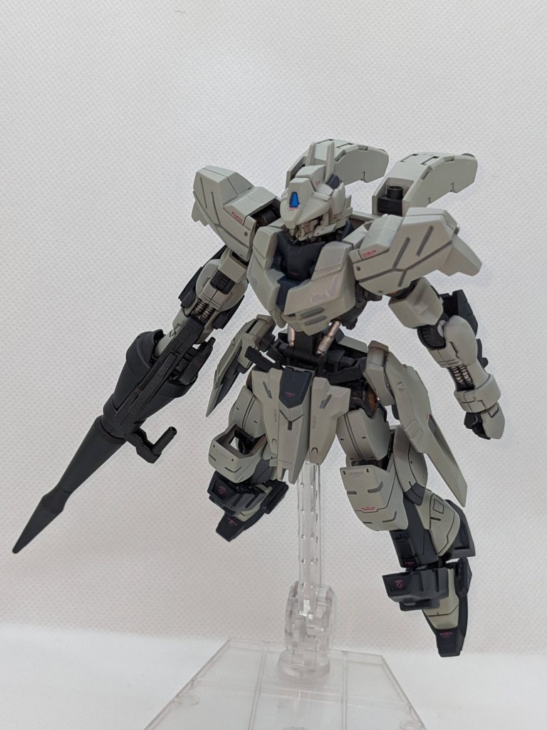 メイン武器はシュバルベグレイズ用ランスで、安定感を出すために余剰パーツで腕カバーを自作して接続しています。