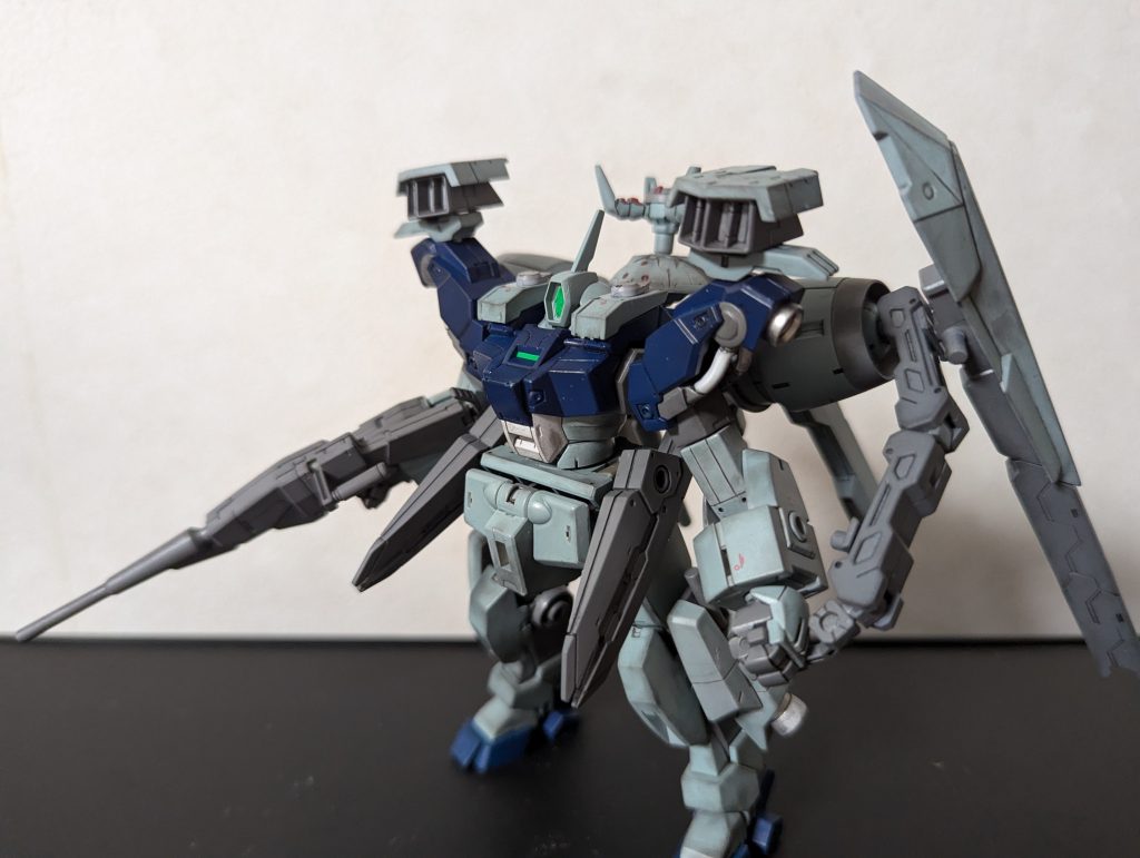 宇宙用試作装備の運用試験機的なポジションを意識してカラーリングはグレーっぽく(デルタプラスをイメージしてたけどなんか中途半端な色に・・・)主な改造点・ハードポイントの増設、装備追加・バオリパックのヘッドセンサ差し替え・サイドアーマー代わりにビームガン