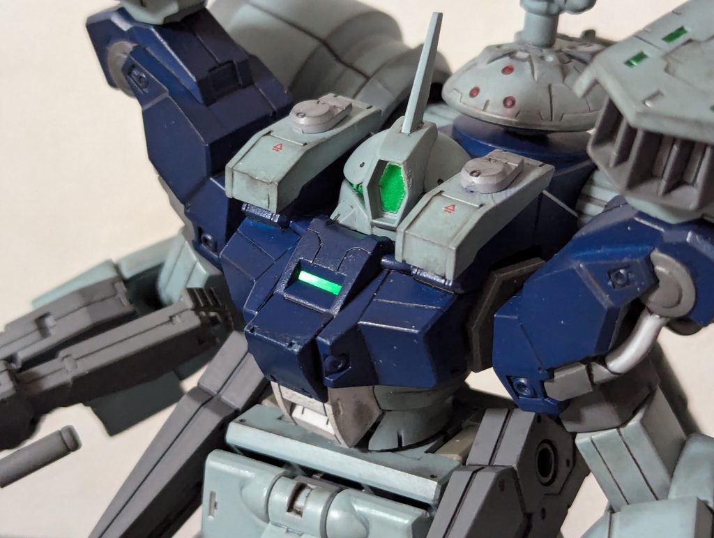 頭の横に試験装備を搭載してそうなハードポイント付のなにか。展開ギミックはないです。