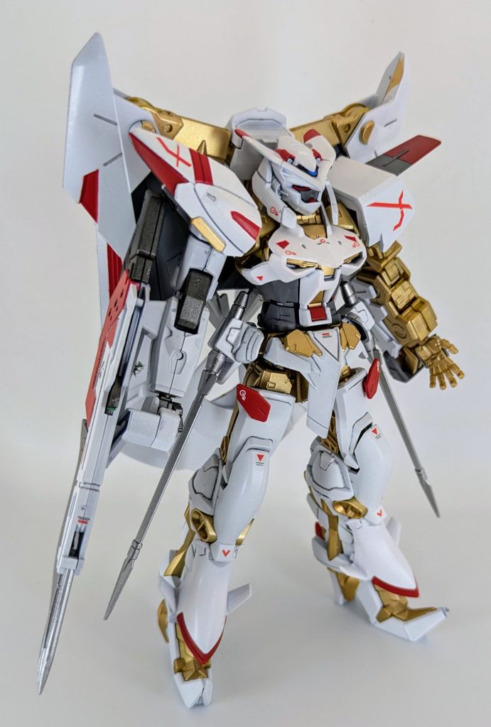 正面から。機体色が白メインの膨張色なので、スミ入れと赤色のデカールを中心に貼り、全体的にメリハリをつける事を意識しました。(できてるとは言ってない笑)フレームのゴールドは斑模様があるタイプだったので全て塗り直し。一番厄介だったのが「グロスインジェクション加工」でしたね…。水栓塗料ということもありますが、塗料の食いつきが悪すぎてかなり苦労しました…。