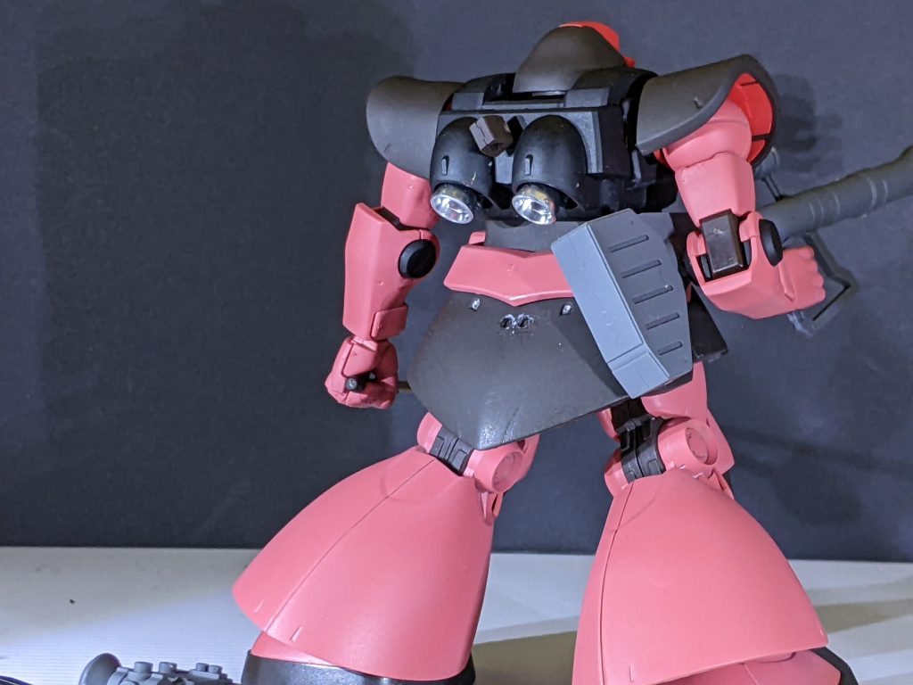 ビームバズーカをラックするため、バズーカ側の突起に合うようにピンバイスで加工し、装備可能に。