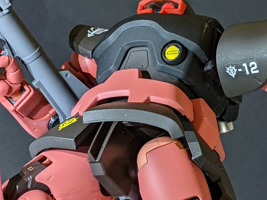 実は本体カラーはより赤強めに変更。つぶやきの時はシャアピンクで発色良くだけと考えましたが、赤みがほしいので変更。分解しようとすると割れる兆しが見えたので一部無塗装で比較。