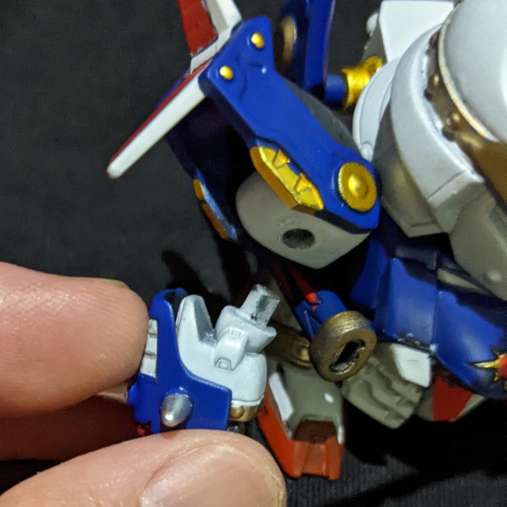 腕は横に回転するように加工し、より格闘ポーズをキメやすくしました。