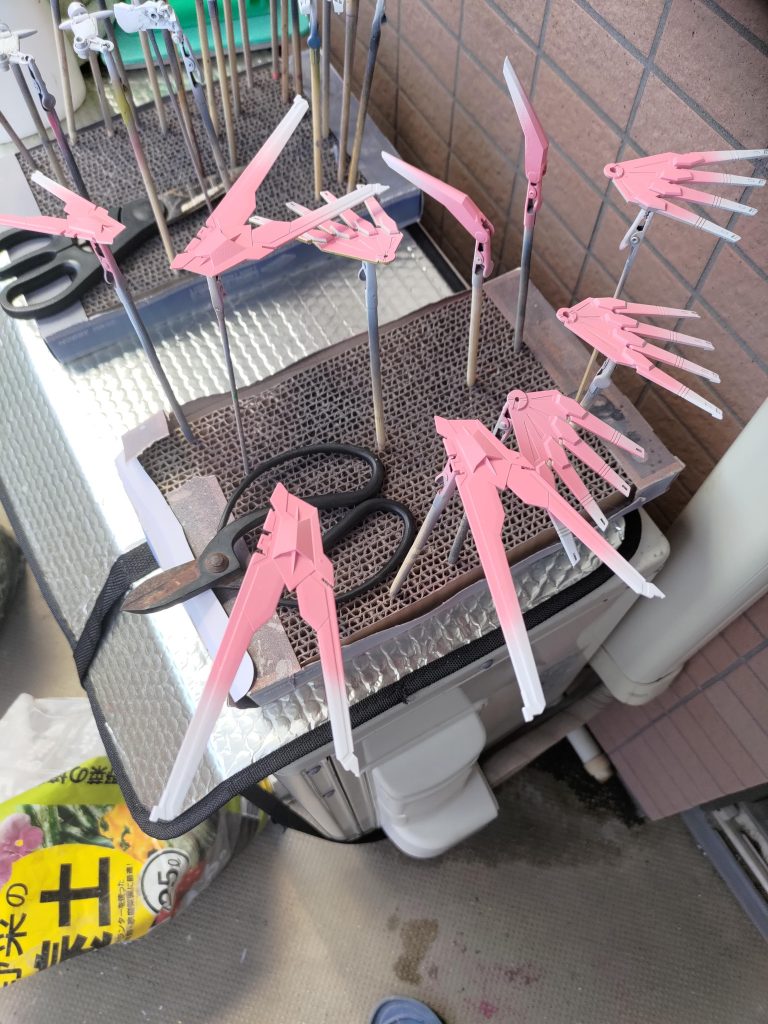 ガンスタで様々なビルダーさんの桜風作品を拝見したところ、グラデーションをかけている方が多かったのでスプレーでそれっぽい物真似エアブラシ環境が早く欲しい(切実)