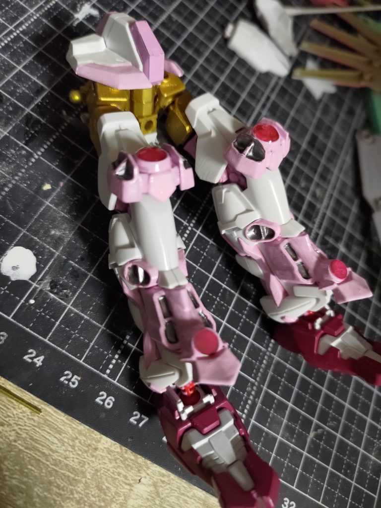 脚部ボツ筆塗りになれてないのもあり、なかなか思うような色とデザインにならず、戦国アストレイをもう一体買う羽目に