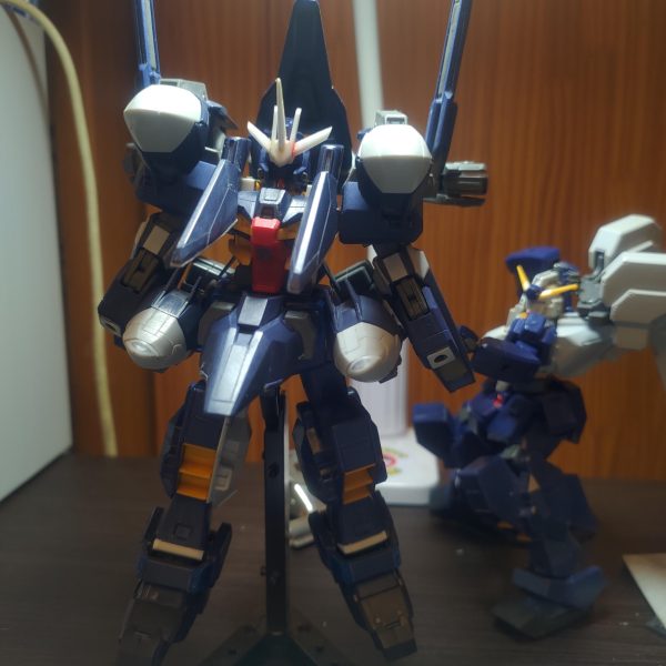 組んだ1パーツに一カ所以上ディテールアップする事にして3ヶ月。(zaku-kao4)足首の装甲延長、肉抜き穴の穴埋めを終えて残りは、コンポジットシールドのディテールアップが終われば次はサフです（2枚目）