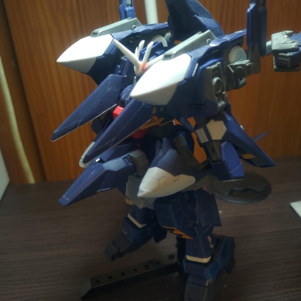 組んだ1パーツに一カ所以上ディテールアップする事にして3ヶ月。(zaku-kao4)足首の装甲延長、肉抜き穴の穴埋めを終えて残りは、コンポジットシールドのディテールアップが終われば次はサフです（3枚目）