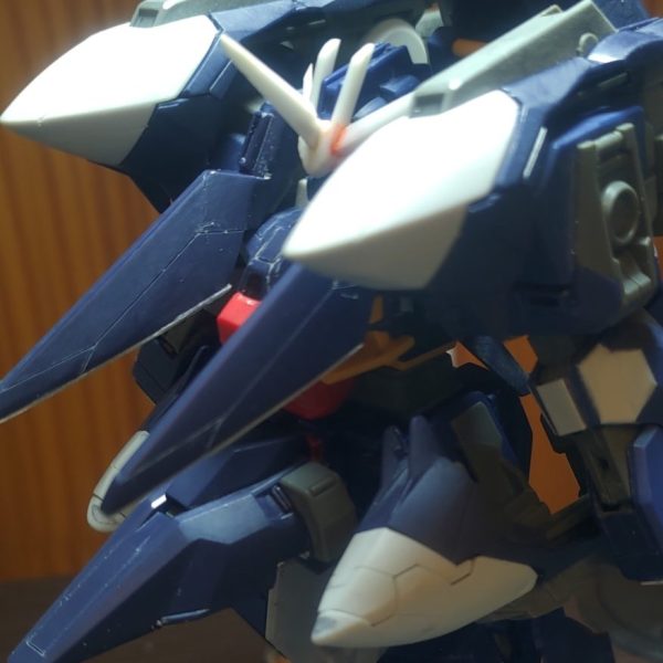 組んだ1パーツに一カ所以上ディテールアップする事にして3ヶ月。(zaku-kao4)足首の装甲延長、肉抜き穴の穴埋めを終えて残りは、コンポジットシールドのディテールアップが終われば次はサフです（1枚目）