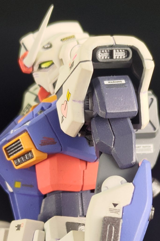 肩のスキマが気になったのでビルダーズパーツを用いてフレームっぽいディテールを追加。 胸部のダクトもビルダーズパーツのスラスターを弄ってピクシーらしく二段構造にしてます。