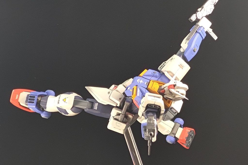 ハッタリ利かせてはいますが、元キットのおかげでアグレッシブなポーズも決まります。