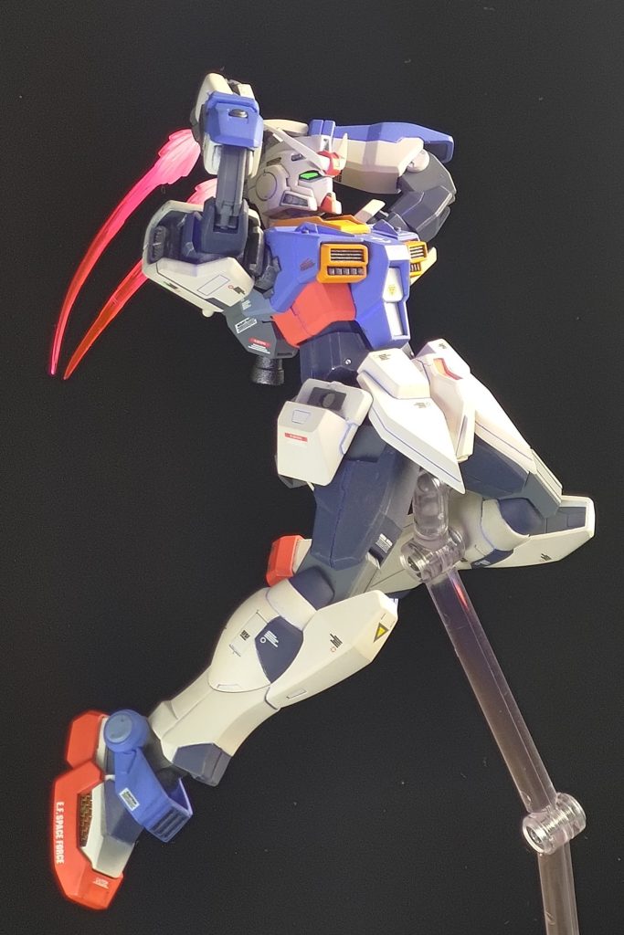 カメラアイはシルバーの上から蛍光イエローで塗装したのでブラックライトで光ります。