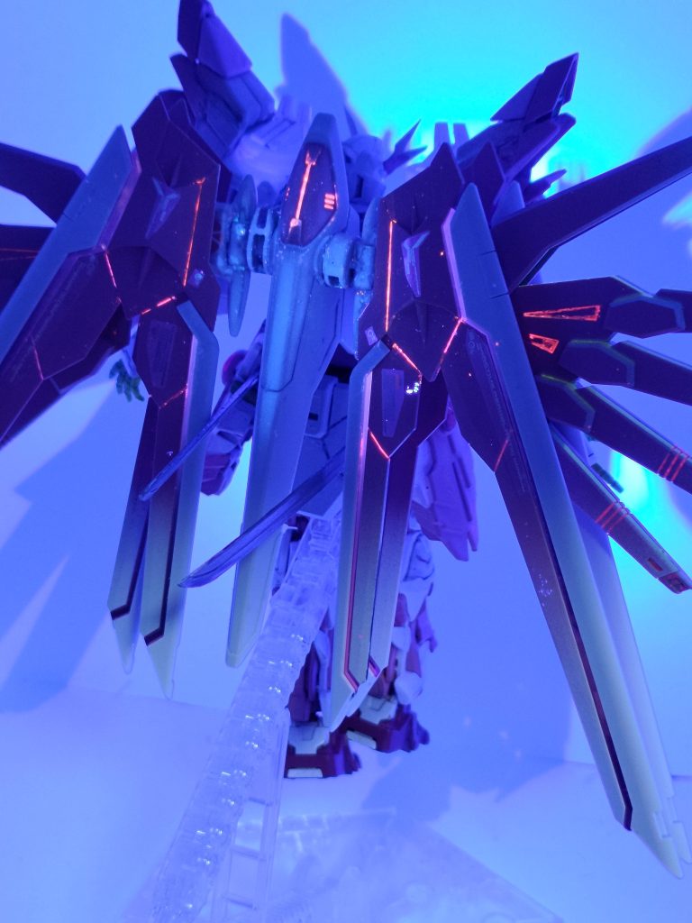 フルールリュミエール新造されたプラウドディフェンダーに搭載された加速装置ヴォワチュール・リュミエールを応用した装備で、刹那的に超加速運動することが出来る発動時には全体のラインが紅く煌めく緊急時に防衛ポイントに駆けつける為の移動用機能のため、ヴォワチュール・リュミエールのように戦闘に活用することは出来ない。    今のところSEED系しか投稿できていないのでそろそろ宇宙世紀の渋いカラーリングの方にも着手してみたいなと思います長文でしたがご閲覧ありがとうございましたm(_ _)m