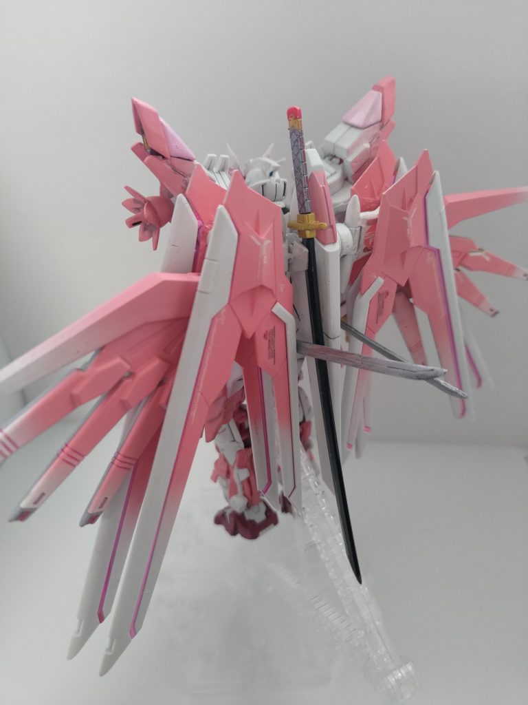 ミキシング、延長工作、プラ板、パテ埋め、ネオジム磁石、UVレジンなど自分としては初めての工作を多数行いましたまだまだ荒削りな部分はありますが、機体色を散らかしすぎず、原型の機体もわかりやすい無印ビルドファイターズのようなデザインに出来たのでとても満足しています ・改造点頭部アンテナを若干加工したジュピターヴのものに変更腕、胴体を2mm延長戦国アストレイガンダムの水晶パーツや脚部などのパーツの溝にUVレジン肩にファルシアビット接着戦国アストレイの肩部とマイフリのジョイントを真鍮線とネオジム磁石で合着マイフリ腰レールガンの接合部と戦国アストレイの肩部補助腕を接着し腰に